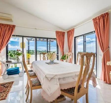 فيلة Sleeps 8 With Pool Air Con And Wifi *